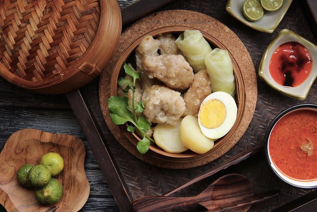 Cara membuat siomay. Sumber: flickr.com