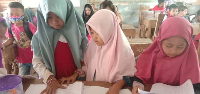 Proses belajar mengajar di Sekolah Jauh Kampung Cijantur, Desa Rabak, Kecamatan Rumpin, Bogor, Jawa Barat. (Sumber : Dokumen pribadi)