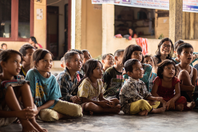 Beberapa anak sedang memerhatikan penjelasan guru. Foto: Unsplash