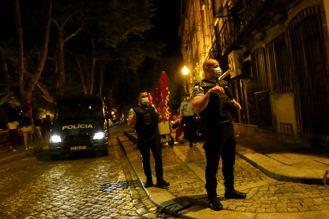 Polisi berpatroli di jalan saat pemberlakuan jam malam dalam upaya mengendalikan lonjakan kasus COVID-19 di Porto, Portugal. Foto: Violeta Santos Moura/Reuters