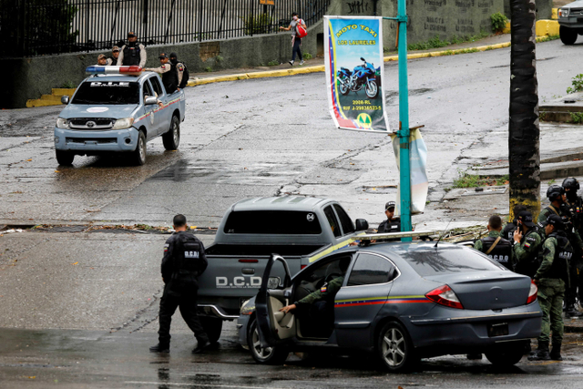 Anggota Pasukan Aksi Khusus menaiki kendaraan saat berpatroli di jalan-jalan lingkungan COTA 905 saat baku tembak dengan anggota geng kriminal Koki di Caracas, Venezuela. Foto: Leonardo Fernandez Viloria/Reuters