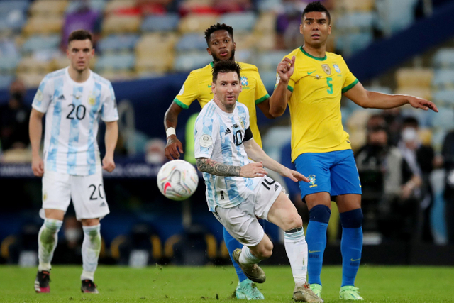 Pemain Argentina Lionel Messi berusaha melewati hadangan pemain Brasil pada pertandingan Final Copa America 2021 di Estadio Maracana, Rio de Janeiro, Brasil. Foto: Ricardo Moraes/REUTERS