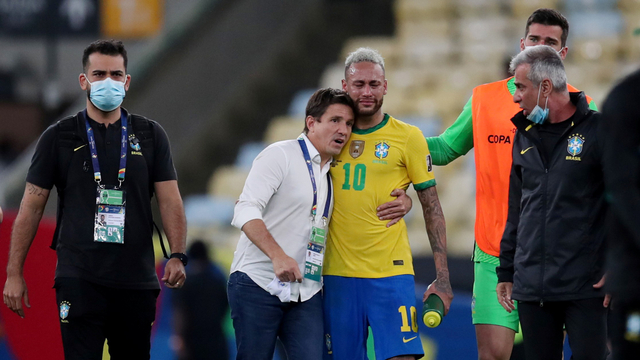 Pemain Brasil Neymar terlihat sedih usai kalah dari Argentina pada pertandingan Final Copa America 2021 di Estadio Maracana, Rio de Janeiro, Brasil. Foto: Ricardo Moraes/REUTERS