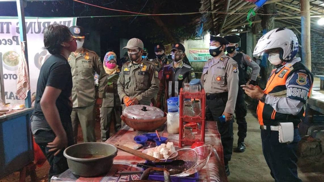 PPKM Darurat Akan Diperpanjang: Pedagang Kecil Terjepit, Bansos Baru Disalurkan (61955)