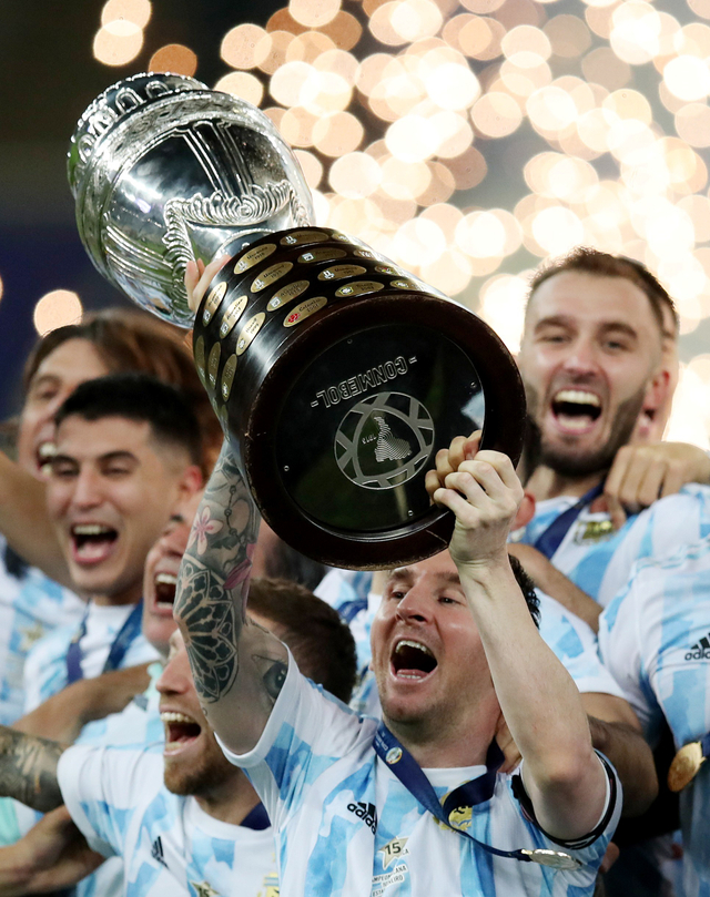 Pemain Argentina Lionel Messi merayakan gelar juara Copa America 2021 mengalahkan Brasil di Estadio Maracana, Rio de Janeiro, Brasil. Foto: Ricardo Moraes/REUTERS