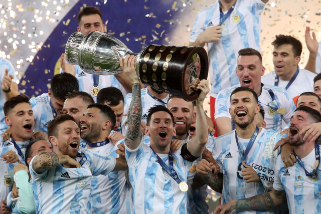 Pemain Argentina Lionel Messi merayakan gelar juara Copa America 2021 mengalahkan Brasil di Estadio Maracana, Rio de Janeiro, Brasil. Foto: Amanda Perobelli/REUTERS