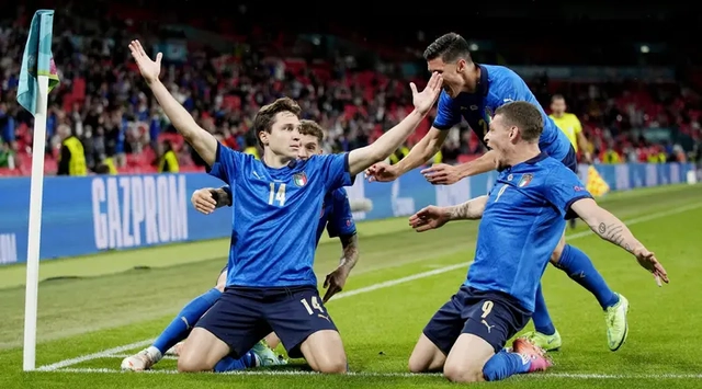 Para pemain Timnas Italia merayakan gol yang dicetak oleh Federico Chiesa ke gawang Austria pada babak 16 besar Euro 2020 di Stadion Wembley, Sabtu (26/7/2021). (AP/Frank Augstein, Pool)