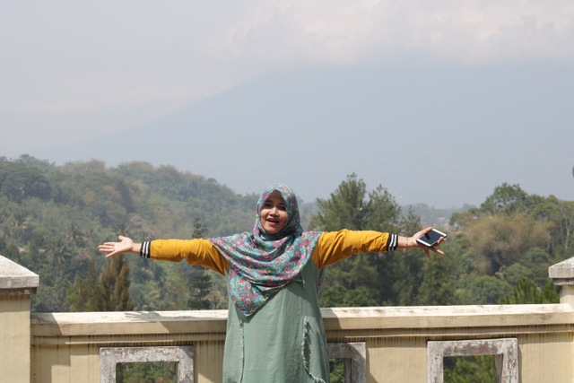 Foto seorang ibu yang sedang gembira (Sumber Foto : Dok. Pribadi)