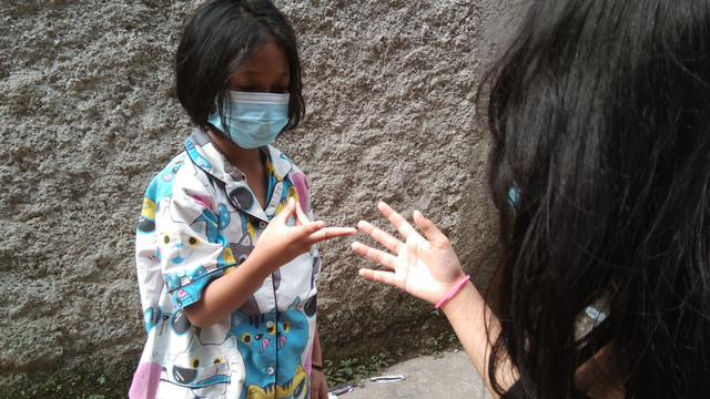 Dua anak yang menggunakan masker tengah bermain. (Foto: Sevilla Nouval Evanda)