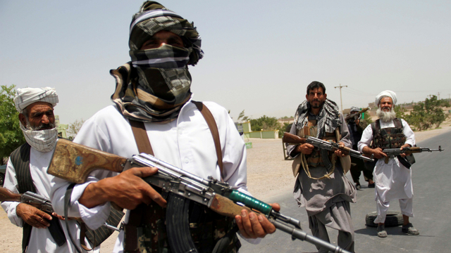 Mantan Mujahidin memegang senjata untuk mendukung pasukan Afghanistan dalam perang mereka melawan Taliban, di pinggiran provinsi Herat, Afghanistan, Sabtu (10/7). Foto: Jalil Ahmad/REUTERS