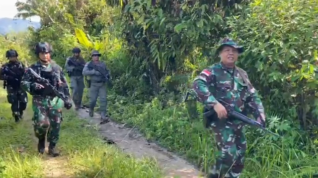 Kapolda Sulteng Irjen Pol Abdul Rakhman Baso dan Danrem 132 Tadulako Brigjen Farid Makruf saat pimpin operasi penyisiran kelompok MIT Poso pekan lalu. Foto: Penrem 132 Tadulako