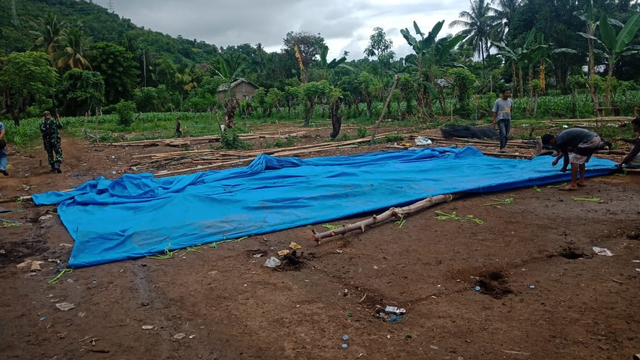 Personel Kodim 1418 Mamuju bersama warga membongkar arena judi sabung ayam di Desa Tadui, Mamuju. Foto: Dok. Kodim 1418 Mamuju