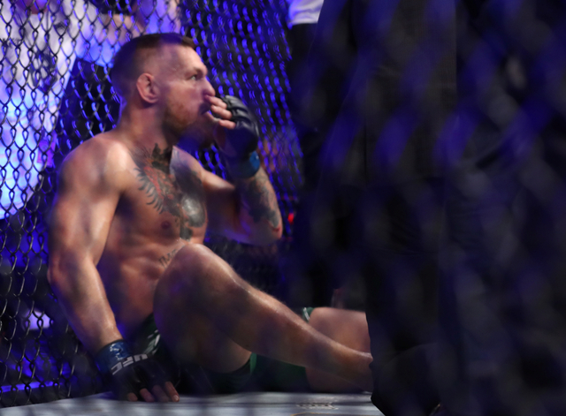 Conor McGregor menerima perawatan medis saat melawan Dustin poirier di UFC 264, T-Mobile Arena, Las Vegas, Amerika Serikat, Sabtu (10/7). Foto: Steve Marcus/REUTERS