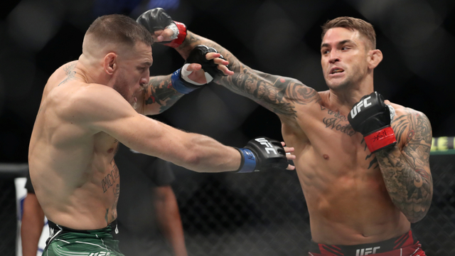 Duel Dustin Poirier melawan Conor McGregor di UFC 264, T-Mobile Arena, Las Vegas, Amerika Serikat, Sabtu (10/7). Foto: Steve Marcus/REUTERS