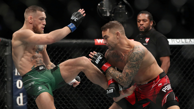 Duel Dustin Poirier melawan Conor McGregor di UFC 264, T-Mobile Arena, Las Vegas, Amerika Serikat, Sabtu (10/7). Foto: Steve Marcus/REUTERS