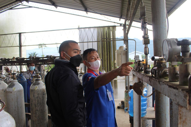 Kepala Pemasaran CV Asiana Gasindo (kanan) tengah memperlihatkan sejumlah stok tabung oksigen kepada Wakil Gubernur Sumatera Barat Audy Joinaldy. Foto: dok Humas