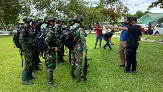 Prajurit TNI Koopsgabssus Tricakti menembak mati dua orang kelompok teroris MIT Poso dalam penyergapan di Pegunungan Tokasa, Desa Tanah Lanto, Kecamatan Torue, Kabupaten Parimo, Sulawesi Tengah, Minggu (11/7). Foto: Puspen TNI