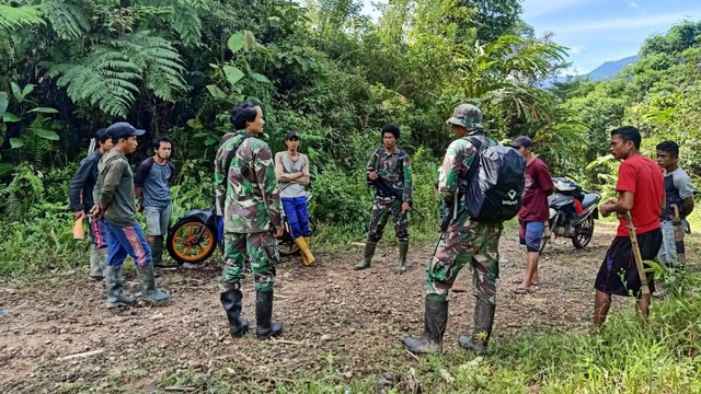 Prajurit TNI Koopsgabssus Tricakti menembak mati dua orang kelompok teroris MIT Poso dalam penyergapan di Pegunungan Tokasa, Desa Tanah Lanto, Kecamatan Torue, Kabupaten Parimo, Sulawesi Tengah, Minggu (11/7). Foto: Puspen TNI