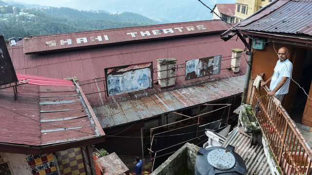 Bioskop legendaris di Pegunungan Himalaya perbatasan India dan Nepal. Foto: Money Sharma/AFP