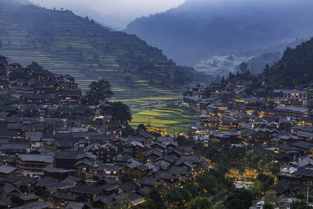 https://pixabay.com/id/photos/desa-biru-desa-qianhu-miao-village-4717743/