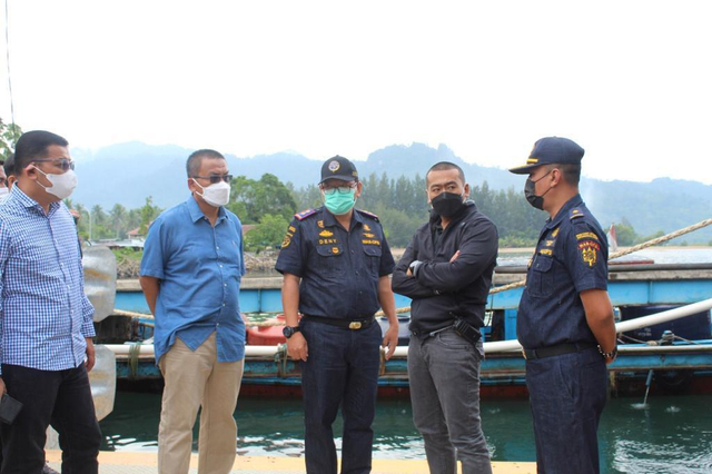 Wakil Gubernur Sumbar Audy Joinaldy (tengah kanan) bersama Kepala Balai Pengelola Transportasi Darat (BPTD) Wilayah III Provinsi Sumatera Barat Deny Kusdyana (tengah) di Palabuhan Bungus Padang. Foto: dok Humas