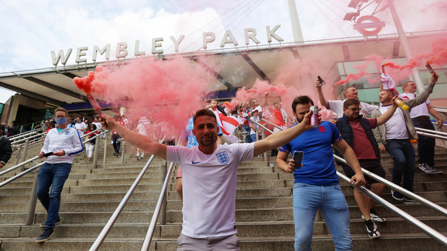 Pendukung timnas Inggris tiba di Stadion Wembley pada laga final Euro 2020 antara Italia vs Inggris Foto: REUTERS/Henry Nicholls