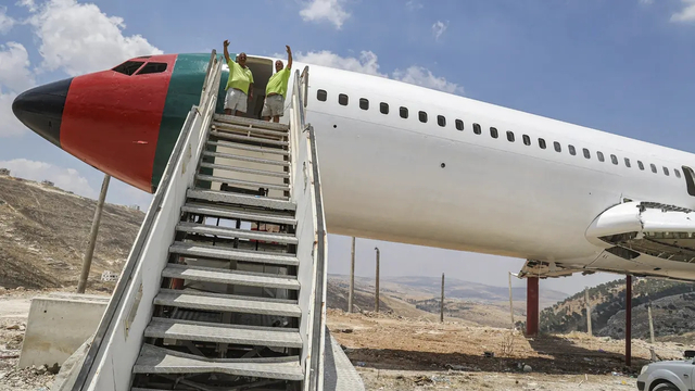 Pesawat Boeing 707 yang diubah menjadi sebuah restoran di Palestina. Foto: JAAFAR ASHTIYEH / AFP