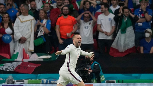 Selebrasi pemain Inggris, Luke Shaw usai mencetak gol ke gawang Italia pada laga Final Euro 2020. Foto: Reuters/Henry Nicholls