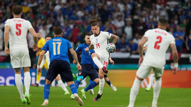 Aksi Kalvin Phillips keluar dari penjagaan pemain Italiapada laga Final Euro 2020. Foto: Reuters/Henry Nicholls