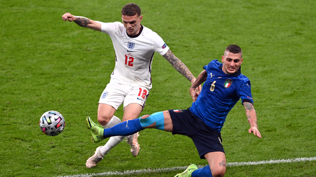 Duel antara Kieran Trippier dan Marco Veratti pada laga final Euro 2020. Foto: Facundo Arrizabalaga/REUTERS