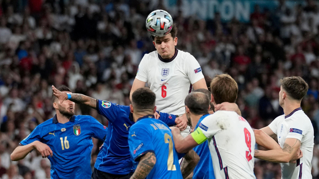 Aksi udara pemain belakang timnas Inggris Harry Maguire pada laga final Euro 2020. Foto: Reuters/Carl Recine