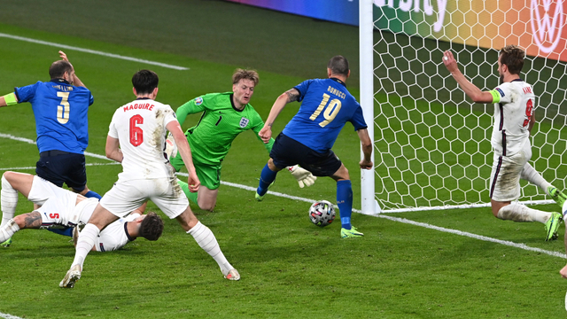 Momen Leonardo Bonucci mencetak gol pada laga final Euro 2020. Foto: Reuters/Carl Recine