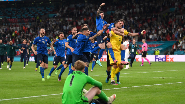 Mabuk & Bernyanyi, Cara Jordan Pickford Lupakan Kekalahan di Final Euro 2020 (109415)