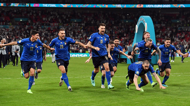 Selebrasi pemain Italia usai kalahkan Inggris via adu penalti. Foto: Reuters/Carl Recine