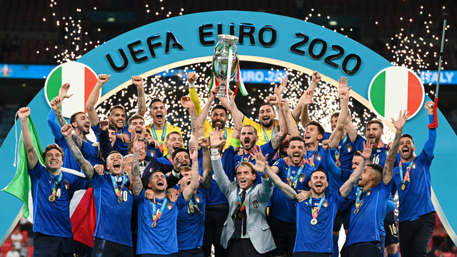 Timnas Italia mengangkat piala Euro 2020. Foto: REUTERS/Mario Anzuoni