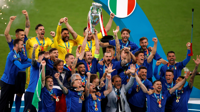 Timnas Italia mengangkat piala Euro 2020. Foto: REUTERS/Mario Anzuoni