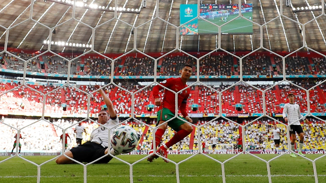 Momen gol sekaligus selebrasi Cristiano Ronaldo di Euro 2020. Foto: REUTERS