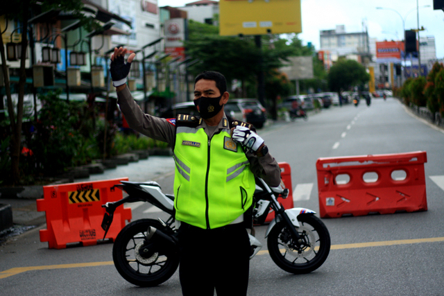 Petugas melakukan penyekatan di Jalan Gajah Mada beberapa waktu lalu. Foto: Leo Prima/Hi!Pontianak