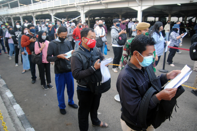 Sejumlah calon penumpang mengantre saat pemeriksaan dokumen Surat Tanda Registrasi Pekerja (STRP) di Stasiun Bogor, Jawa Barat, Senin (13/7).  Foto: Arif Firmansyah/ANTARA FOTO