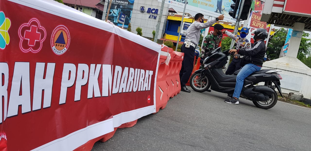 Petugas melakukan penyekatan di Jalan Ayani Pontianak. Foto; Leo Prima/Hi!Pontianak 