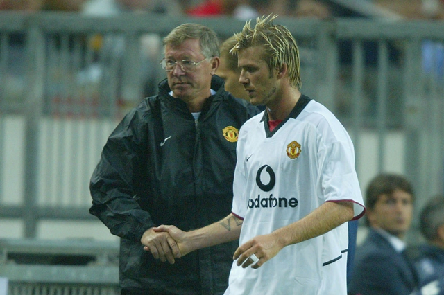 Alex Ferguson berjabat tangan dengan David Beckham. Foto: Ben Radford/Getty Images