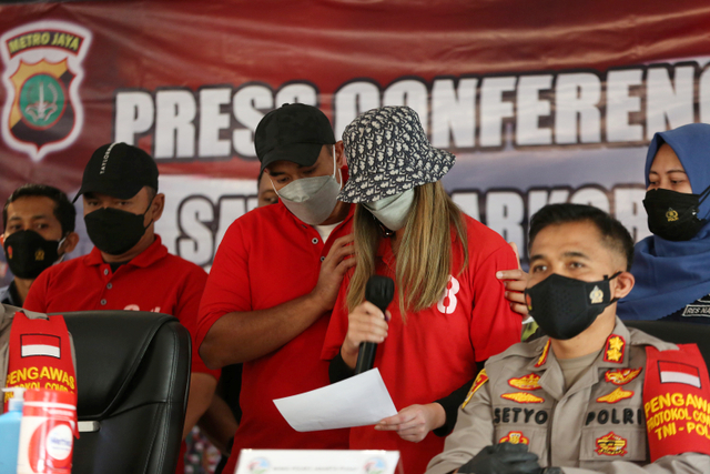 Tersangka kasus penyalahgunaan narkoba Nia Ramadhani (kedua kanan) dan Ardi Bakrie (ketiga kanan) menyampaikan permohonan maaf saat konferensi pers di Polres Jakarta Pusat, Sabtu (10/7).  Foto: Kilauan Dinanti/ANTARA FOTO