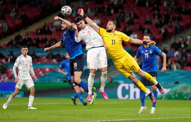 Sosok Donnarumma sedang menepis bola (Sumber Foto : REUTERS/Carl Recine)