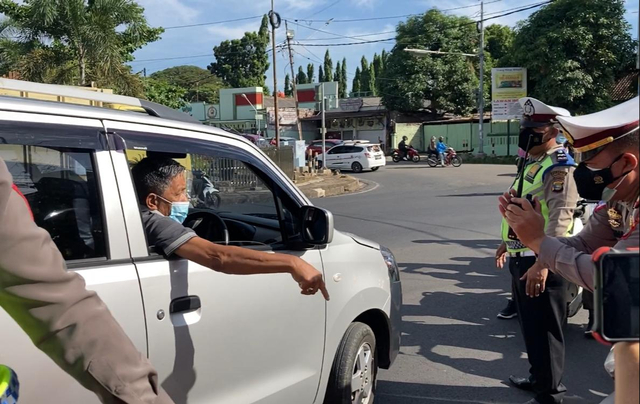 Pengendara mobil luapkan kekesalan terhadap petugas kepolisian, Senin (12/7/2021) | Foto: Roza Hariqo/Lampung Geh