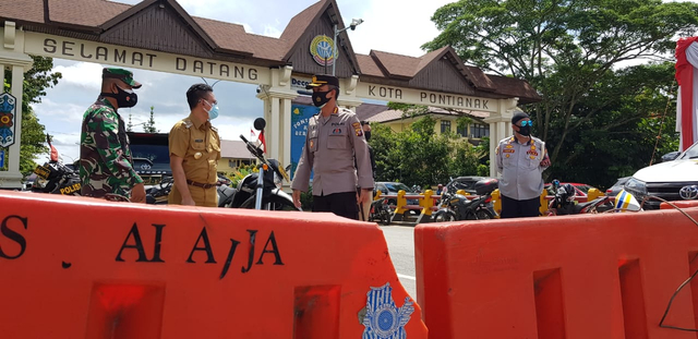 Wali Kota Pontianak, Edi Rusdi Kamtono bersama Kapolresta Pontianak dan Dandim 1207/BS, meninjau lokasi penyekatan di pintu masuk Kota Pontianak di Simpang Polda. Foto: Leo Prima/Hi!Pontianak
