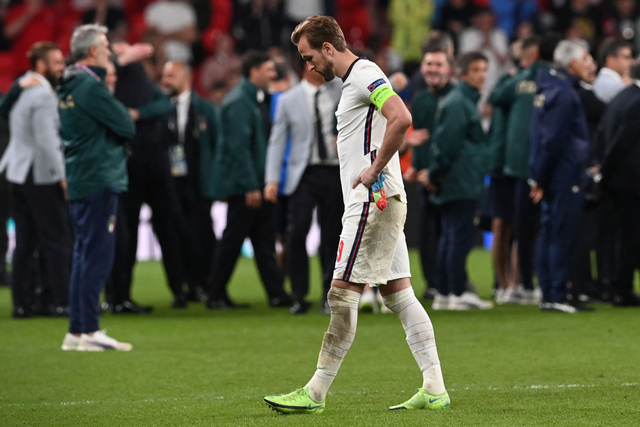 Pemain Inggris Harry Kane terlihat sedih usai gagal juara Euro 2020 melawan Italia di Stadion Wembley, London, Inggris. Foto: Paul Ellis/Pool/AFP