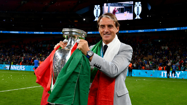 Pelatih Italia Roberto Mancini merayakan gelar juara Euro 2020 Stadion Wembley, London, Inggris. Foto:  Claudio Villa/Getty Images