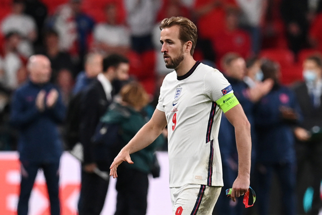 Pemain Inggris Harry Kane terlihat sedih usai gagal juara Euro 2020 melawan Italia di Stadion Wembley, London, Inggris. Foto: Paul Ellis/Pool/REUTERS