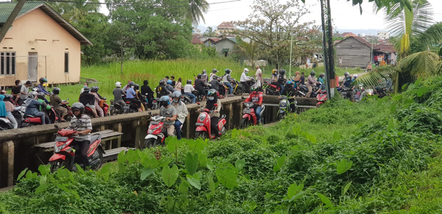 Antrean sepeda motor warga yang mencari jalan alternatif dengan melewati barau parit. Foto: Leo Prima/Hi!Pontianak 