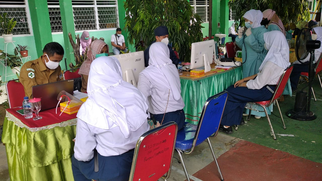 Pelaksanaan vaksinasi COVID-19 untuk murid SMP di Kota Jambi. (Foto: M Sobar Alfahri/Jambikita.id)